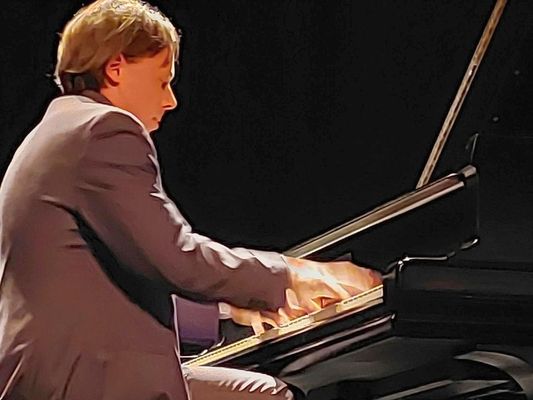 A ráadásban Tóth Péter Brahms Sz-dúr intermezzóját és Liszt Balcsillagzat című művét játszotta el A ráadásban Tóth Péter Brahms Sz-dúr intermezzóját és Liszt Balcsillagzat című művét játszotta el