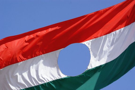 P�nteken, az okt�ber 23-ai, nemzeti �nnepen, nyugat fel�l cs�kkenhet a felh�zet. A legtov�bb keleten, �szakkeleten maradhat felh�s az �g, azonban ott is egyre ink�bb megsz�n� jelleggel fordulhat el� tov�bbi csapad�k. K�p: Wikip�dia   
