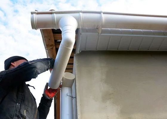 A három férfi előbb ereszcsatorna-tisztítást és javítást ajánlott 10 ezer forintért, majd szinte a ház teljes hosszában kicserélték a csatornát és 790 ezer forintot kértek. A kép illusztráció. Kép: DepositPhotos A három férfi előbb ereszcsatorna-tisztítást és javítást ajánlott 10 ezer forintért, majd szinte a ház teljes hosszában kicserélték a csatornát és 790 ezer forintot kértek. A kép illusztráció. Kép: DepositPhotos