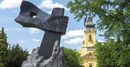 z 1956-os forradalom �s szabads�gharc �tvenedik �vfordul�j�ra, a gyulai Okt�ber 23. t�ren fel�ll�tott eml�km�vet Kiss Gy�rgy szobr�szm�v�sz k�sz�tette. K�p: visitgyula.com