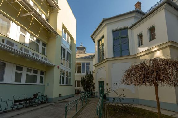 A gyulai szkhely, Krs-vidki Vzgyi Igazgatsg kzponti szkhznak udvari homlokzata. Kp forrsa: KVIZIG