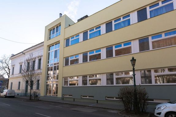 A gyulai szkhz Megyehz utcai homlokzata. Kp forrsa: KVIZIG   