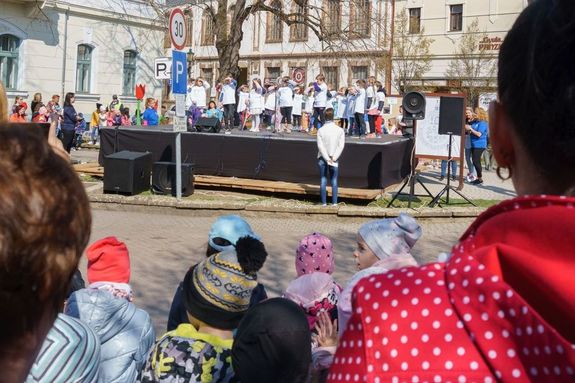 Gyulán, a Körös-vidéki Vízügyi Igazgatóság programsorozattal ünnepelt a székháza előtti téren. Kép forrása: dr. Görgényi Ernő polgármester közösségi oldala   