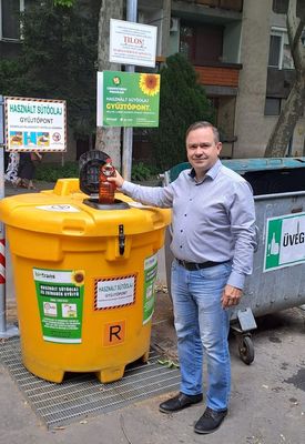 Szelektv hulladk-gyjtpont Gyuln, a Budri ABC-nl. - Csak hasznlt stolajat s stzsiradkot tegyenek az ednyzetekbe – kri Knya Istvn alpolgrmester. Kp forrsa: Knya Istvn alpolgrmester kzssgi oldala   