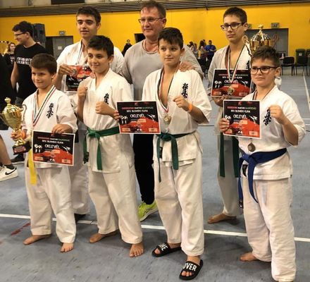 A Shihan Zsiga Zsolt vezette Oroshzi Kyokushin Karate Szabadid Kr. Kp forrsa: Szerz