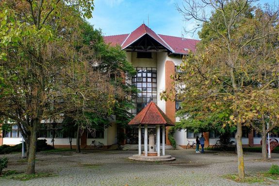 A mai konferencia helyszne a Gl Ferenc Egyetem Egszsg- s Szocilis Tudomnyi Karnak plete, Gyuln, a Szent Istvn utcn. Kp forrsa: Gl Ferenc Egyetem Egszsg- s Szocilis Tudomnyi Karnak honlapja