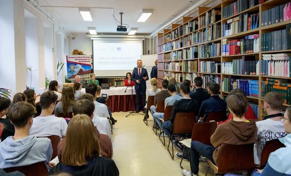 A notebookokat november 17-n, pnteken, dleltt, sajttjkoztat keretben adtk t, dr. Kovcs Jzsef orszggylsi kpvisel, dr. Grgnyi Ern polgrmester, Zmori Ida igazgat s Teleki-Szvai Krisztina tankerleti igazgat rszvtelvel. Kp forrsa: dr. Grgnyi Ern polgrmester kzssgi oldala
