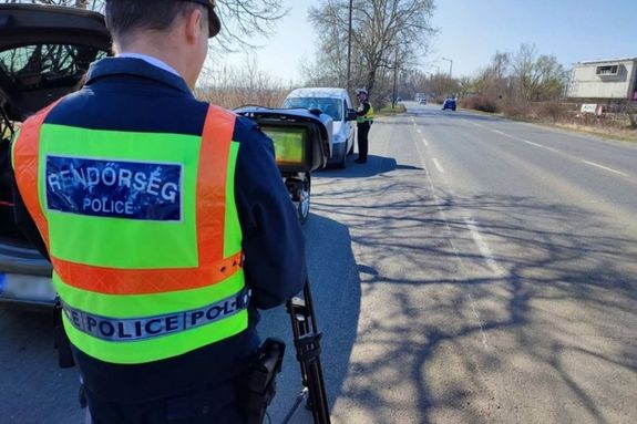 Oroshzn, a gyan szerint ittasan vezetett az auts, aki mikor ltta, hogy kzti ellenrzs miatt a rendrk meg akarjk lltani, msik utcra kanyarodott, ottfnak tkztt. A kp illusztrci. Kp forrsa: Police.hu