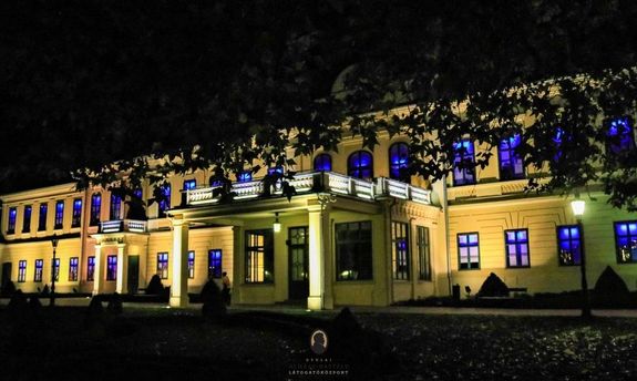 A 2018-ban Európa 40 legjobb múzeuma közé került gyulai Almásy-kastély november 20-án, hétfőn, a sötétedést követően, másnap reggelig ragyogott kék színben. Kép forrása: Erkel Ferenc Nonprofit Kft.