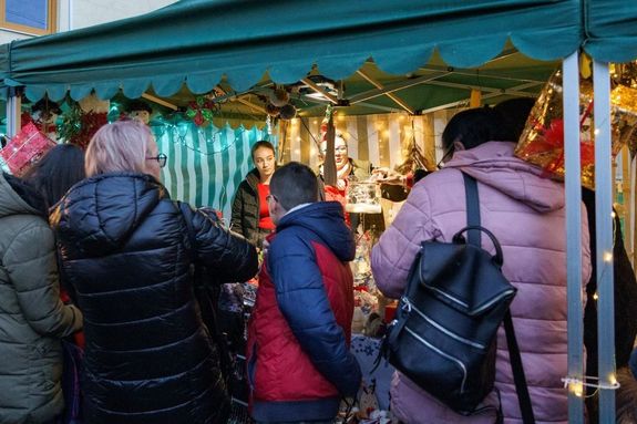 Pnteken, adventi vsrt rendezett elszr Gyulavriban, a Szchenyi utcn, az Egytt Gyulavrirt Egyeslet. A gyulavri sportcsarnok melletti tren, a standokon kzzel ksztett ajndktrgyak s karcsonyi finomsgok vrtk a ltogatkat. Kp forrsa: dr. Grgnyi Ern polgrmester kzssgi oldala   