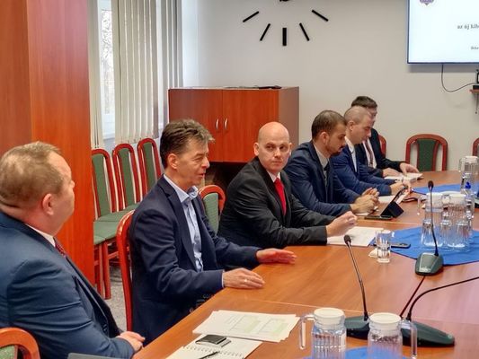A tancskozson, Vrs Ferenc r. ezredes, vrmegyei rendrfkapitny s dr. Kis Pter r. ezredes bngyi rendrfkapitny-helyettes hangslyozta, a Bks vrmegyben mkd bankok vezeti nyitottak voltak a rendrsg kezdemnyezsre. Kp: Police.hu