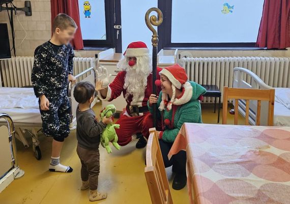 A gyerekek nagyon vrtk a Bohcdoktorokkal rkez Mikulst. Kp forrsa: Mtrix Kzhaszn Alaptvny