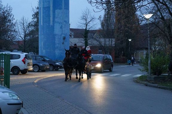 December 6-n, dlutn, Gyuln, a Bks Vrmegyei Kzponti Krhz Pndy Klmn Tagkrhznak gyermekosztlyn is jrt a Mikuls. Kp forrsa: dr. Grgnyi Ern polgrmester kzssgi oldala   