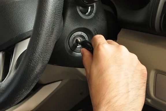 Bksen, jfl krl, az autban vilgtott az utastri lmpa, az indtkulcs az autban volt s az ajtkat sem zrtk be. A kp illusztrci. Kp forrsa: Shutterstock
