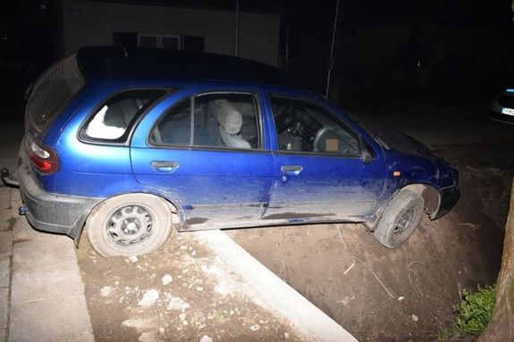 A kt fiatal elvitte az autt, mellyel vezetje rokba hajtott, Bksen. Kp: Police.hu   