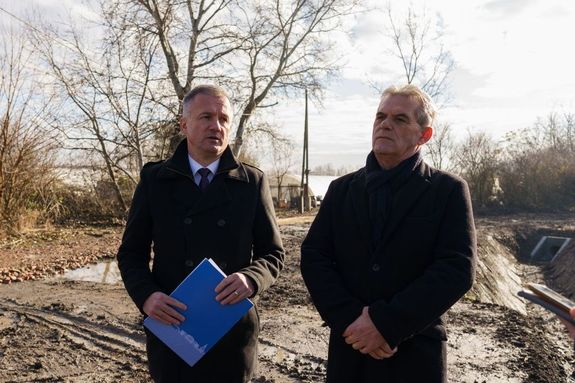 Dr. Grgnyi Ern polgrmester s Szab Kroly, a Gyulavri Rsznkormnyzat elnke a keddi sajttjkoztatn, a Malom utca – Sport utca keresztezdsnl. Kp forrsa: dr. Grgnyi Ern polgrmester kzssgi oldala   