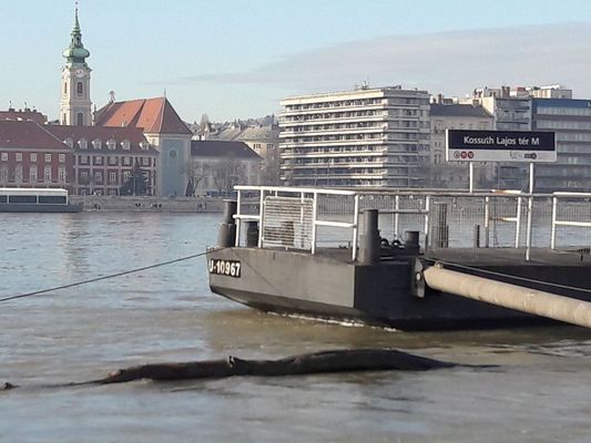  Budapesten, hosszan elnylva tetztt a Duna, a legmagasabb mrt vzlls 693 centimter volt szerdn, 20 rakor. Az elrejelzseknek megfelelen, cskkent a vzlls a folyn, szombaton, 11 rakor, 628 centimter volt. Forrs: MTI. – Kpek: Barbcz Blint