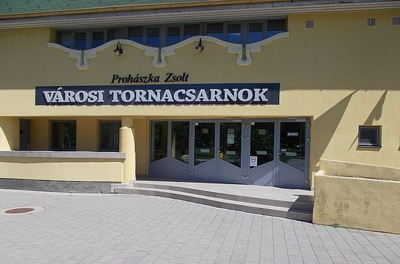 Gyuln, a Prohszka Zsolt Vrosi Tornacsarnok 1994-ben plt. Itt volt szombaton, este, a djtad gla s sportbl. Kp forrsa: Wikimedia Commons   