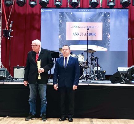 A képen, a kitüntetettek közül, Annus Andor átveszi az alpolgármesteri különdíjat Kónya Istvántól. Kép forrása: Kónya István alpolgármester közösségi oldala