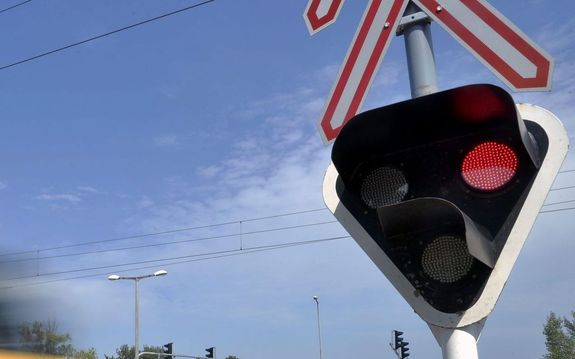 Az ukrán kamionos a vasúti átjáróba, a fénysorompó piros jelzése ellenére hajtott. A kép illusztráció. Kép: Women Today