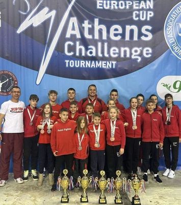 A Békéscsabai JALTE-Debreczeni team sportolói az Athen Challange 2024 Európa-kupa kick-box versenyen. Kép: Szerző   