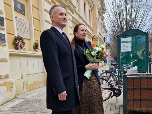 A nagykövetet a városháza előtt, dr. Görgényi Ernő polgármester fogadta. Kép forrása: dr. Görgényi Ernő polgármester közösségi oldala   