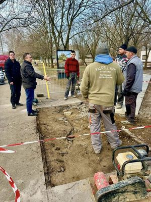 Az idjrs megengedte a kispiacon a munklatokat. Kp forrsa: Knya Istvn alpolgrmester kzssgi oldala   