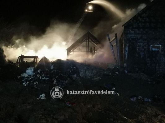 A tbb, mint tszz ngyzetmteren teljes terjedelmben g mhelyben s raktrpletben a gpek, az alkatrszek, a jrmvek teljesen megsemmisltek, az udvaron trolt raklapok s nyolcvan tonna ruhanem jelents rsze is a tz martalkv vlt. Kp: Bks Vrmegyei Katasztrfavdelmi Igazgatsg   