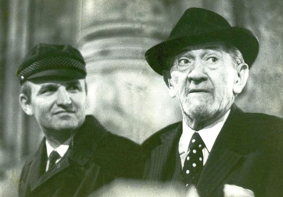 A Bks Megyei Npjsg – majd Bks Megyei Hrlap – fszerkesztjvel, dr. rpsi Zoltnnal, Budapesten, 1989-ben. Elszr, a Bks Megyei Npsg kzlte 1985-ben, a klt Kohn Gyrgy cm verst. Kp forrsa: rpsi Zoltn