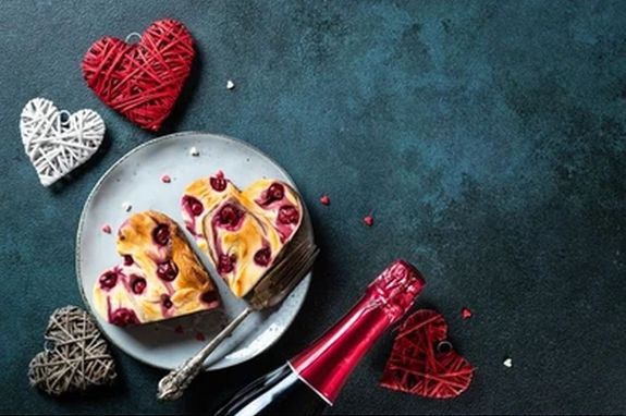 Valentin-napra ksztsnk szv alak tortt. Kp forrsa: Shutterstock
