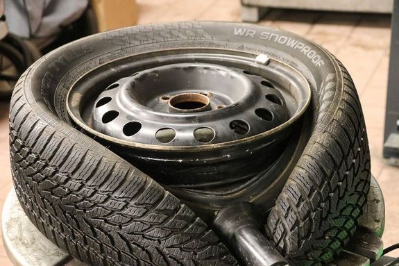 A sarkadi frfi a gumiabroncsokat, alkatrszeket, hztartsi hulladkot, televzikat, monitorokat Sarkad klterletn, a teleplsi llati-mellktermk gyjthelyre szlltotta. A kp illusztrci. Kp forrsa: Pixabay      