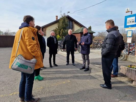  Visszavrjk a fecskket Gyuln, helyszni bejrson beszltk meg a teendket. Kp forrsa: dr. Grgnyi Ern polgrmester kzssgi oldala