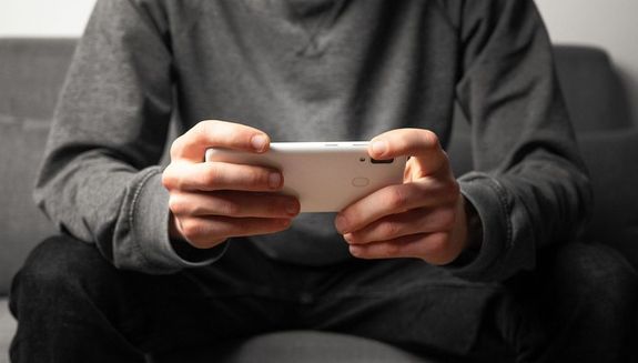 Az gyszsg vdiratban, azt is indtvnyozta, hogy a brsg kobozza el a bncselekmnyek elkvetshez hasznlt mobiltelefont. A kp illusztrci. Kp forrsa: Pixabay      