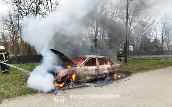 A szeghalmi hivatsos tzoltk a teljes terjedelmben g jrmvet egy vzsugr segtsgvel eloltottk s visszahtttk, majd a jrmvet hkamerval tvizsgltk. Kp forrsa: Bks Vrmegyei Katasztrfavdelmi Igazgatsg