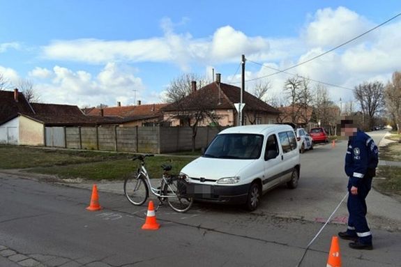 A KRESZ szerint, ha kzlekedsi balesetben valaki megsrl, rtesteni kell a rendrsget. A rendrk utlag lltottk vissza a forgalmi helyzetet. Kp: Police.hu   