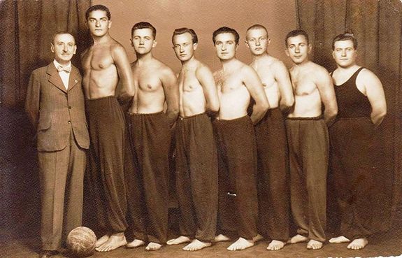 Az �jabb, 1940-ben k�sz�lt k�pen, balr�l: Instit�ricz Gy�rgy szakoszt�ly vezet�, S�ndor L�szl�, Varga Mih�ly, Moln�r Lajos, M�rocz Mih�ly, Bog�r Imre, Kiszely Andr�s �s R�th J�nos. Szerepelt m�g ebben a csapatban, de nincs a fot�n, a szakoszt�ly vezet� fia, akinek a keresztneve nem ismert, valamint egy Lipt�k nev� ifj� p�l�s. K�p forr�sa: Szerz�