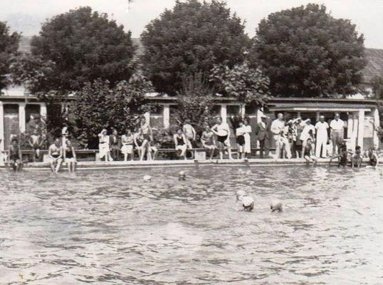 Amikor az �rp�d f�rd�ben a h�ts� medence is csaknem k�tm�teres volt. K�p forr�sa: Szerz�