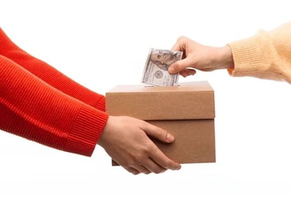 Bkscsabai bevsrlkzpontban, hrom romn frfi adomnygyjtknt csapott be egy nt. A kp illusztrci. Kp forrsa: Shutterstock   