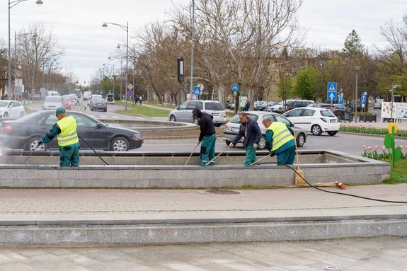 Tavaszi takarts a Kossuth tri krforgalom szkktjainl. Kp forrsa: dr. Grgnyi Ern polgrmester kzssgi oldala
