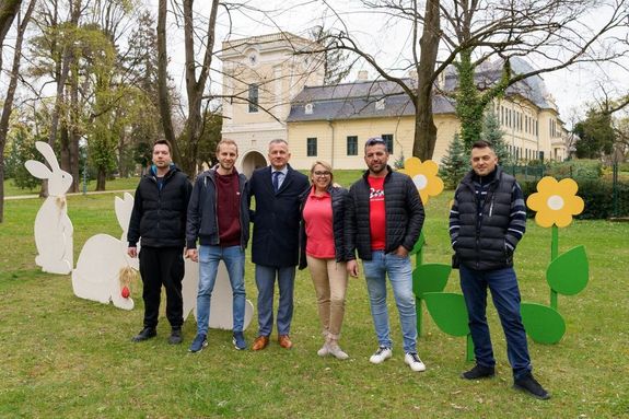 k ltztetik vrl vre hsvti dszbe a gyulai kzterleteket. Kp forrsa: dr. Grgnyi Ern polgrmester kzssgi oldala