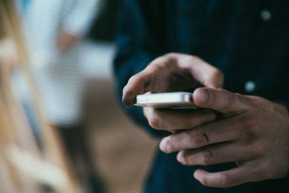 A Bksen l, ittas frfi laktrsa telefonjn hvta a rendrsget, hogy felrobbantja az utcban, a harmadik lakhzat. A kp illusztrci. Kp forrsa: StorngHearts Native Helpline   