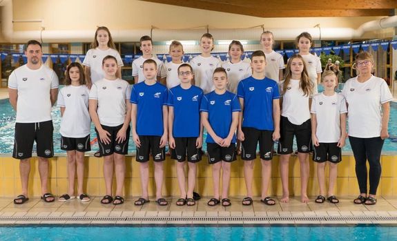 A sikeres bksi kldttsg edzikkel, a bal szlen Szegedi Szabolcs, a jobb szlen Pappn dr. Marik Sarolta. Kp: Bksi szklub Egyeslet   