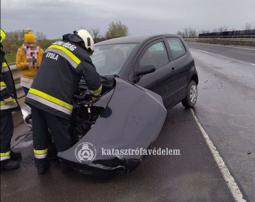 Szalagkorltnak csapdott egy szemlygpkocsi mrcius 28-n, reggel, Gyula kzelben, a 44-es ton. Kp: Bks Vrmegyei Katasztrfavdelmi Igazgatsg   