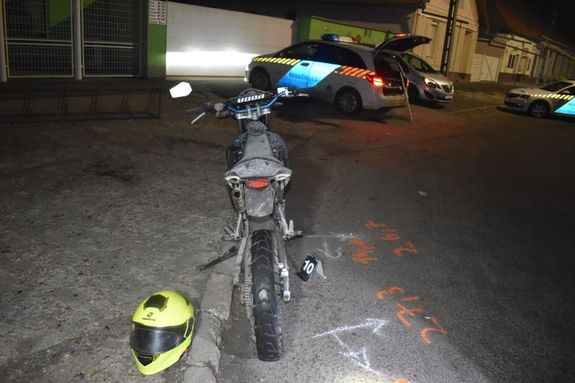 Bksen, janur 21-n, este, benzinktnl, a kt teherauts kzl, a htul halad nem adott elsbbsget a segdmotoros kerkprosnak. Kp: Police.hu