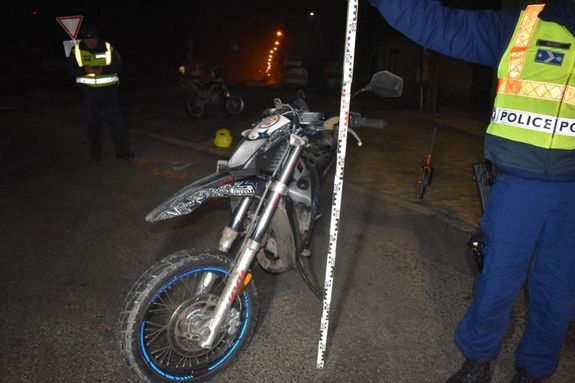 A segdmotoros fiatal fkezett, de elesett, a lbt fjlalta, de a teherautsok nem hvtak hozz segtsget. Kp: Police.hu      