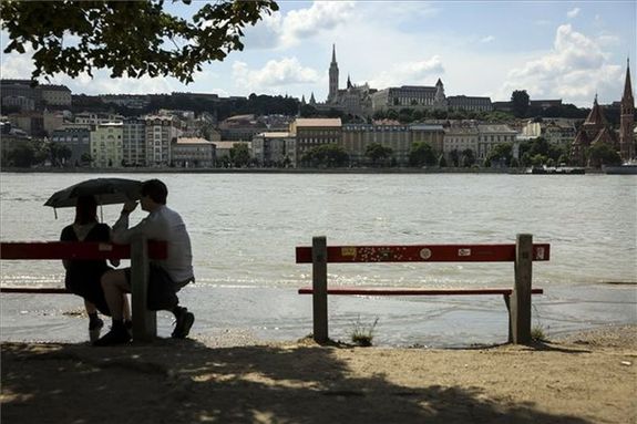 z rad Duna Budapesten, a Lnchdnl, az rhullm tetzsekor 2024. jnius 8-n. MTI/Hegeds Rbert   