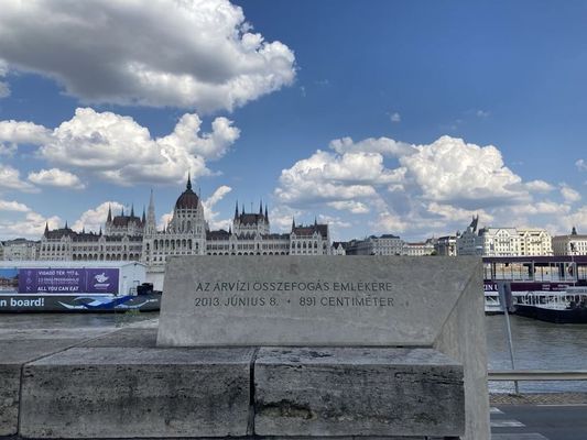 Budapesten, a 2013. jnius 8-i, dunai rvzi sszefogs emlkre. Kp: Adhitiani Ferryana Suzanthi