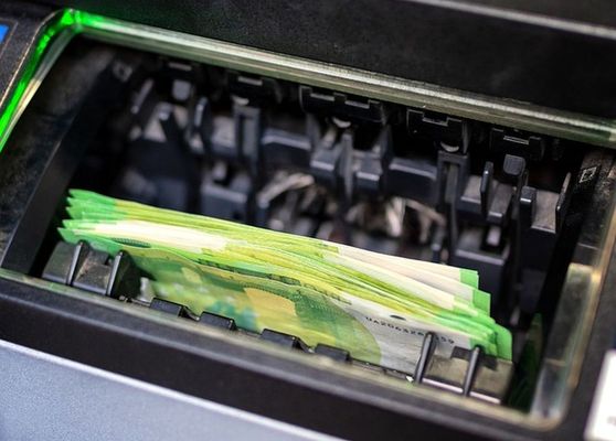  A pcsi frfi a szmlira utalt pnzt – 33 milli forintot – Angliban vette fel s utalta tovbbi bankszmlkra. A kp illusztrci. Kp: Pixabay