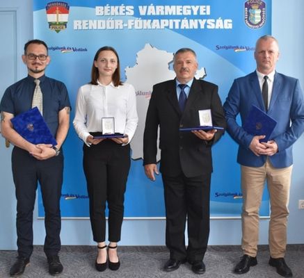  hrom elismert pedaggus – ketten bkscsabai, egy gyulai kzpiskolban tantanak rendszeti ismereteket -, s Juhsz Nomi, a Bkscsabai Szent-Gyrgyi Albert Technikum s Kollgium 12/B osztlyos tanulja, aki orszgos versenyt nyert. Kp: Police.hu   