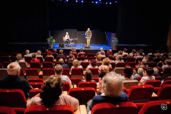 A bkscsabai nyri msorszezon tbb szempontbl is klnleges lmnyt knlt jnius 26-n, a Bks vrmegyei Csabagyngye Kulturlis Kzpont koncerttermben. Kp forrsa: Hajtmann Ildik kzssgi oldala   
